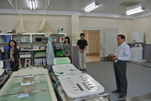 8-项校长参观沟部学院护理实训室.jpg