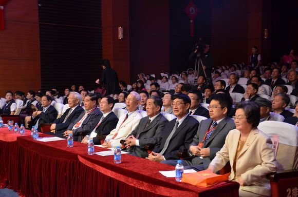 DSC_6328    2  领导和嘉宾在前排就座.jpg