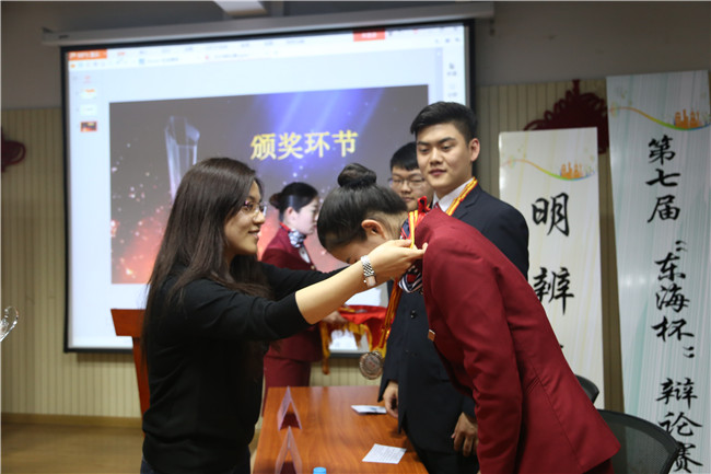 杨瑾老师为航空运输系颁奖.jpg