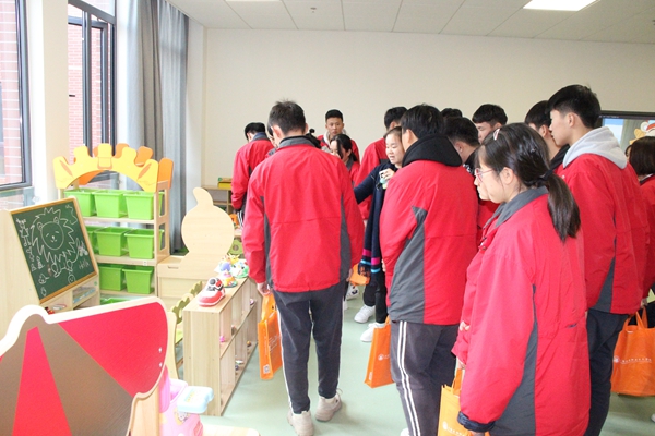 12月11日上海市奉贤中等专业学校师生参观教育学院实训中心.JPG