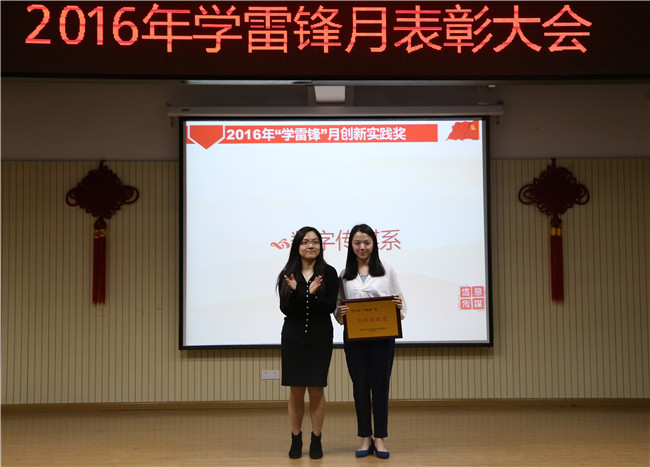杨瑾老师与获奖老师合影.jpg