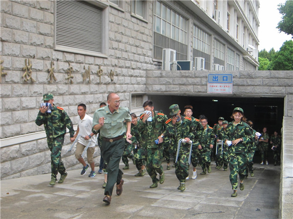 学生在逃生演练8 (2).jpg