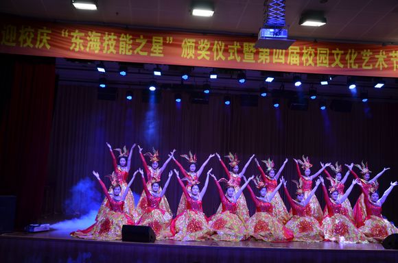 009  经管学院和护理系学生表演舞蹈《流光溢彩》   2.jpg