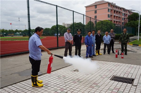 灭火器的使用训练.jpg