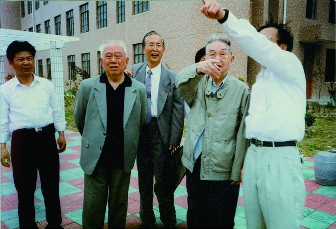 董事们陪同夏征农来实地考察.jpg