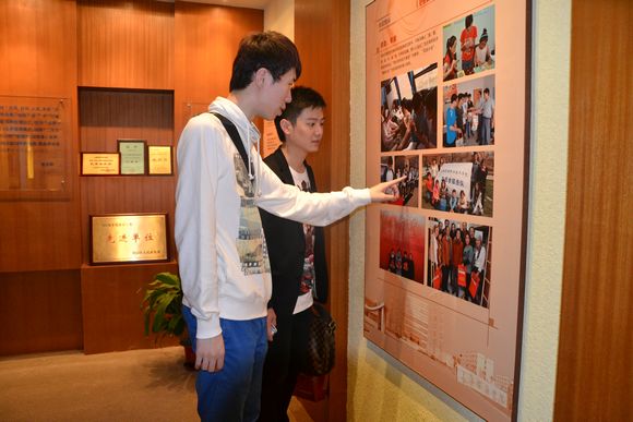 校友参观校史馆.jpg