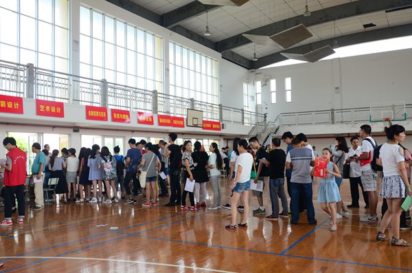 2 院系报到秩序井然.jpg