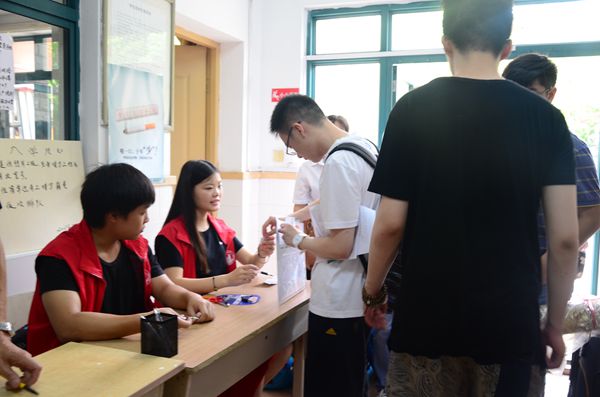 4 志愿者同学热情服务.JPG.jpg