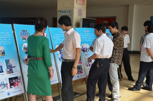 新疆班学员参观学校精心制作的展板22.jpg