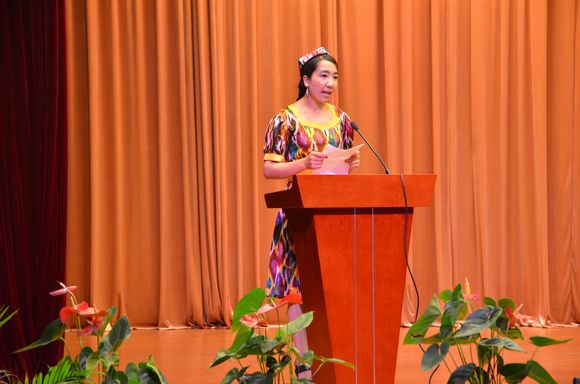 新疆班学员阿依夏木代表在结业典礼上发言 22.jpg