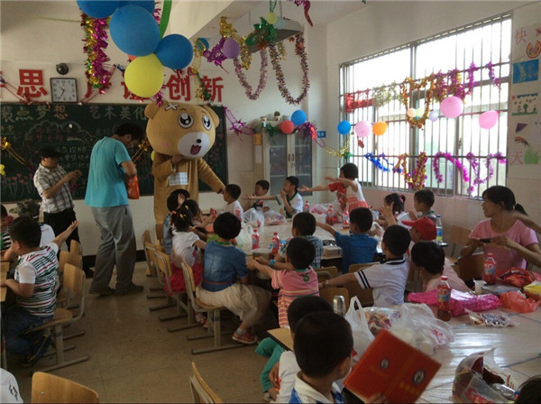 2014.5.30易班熊走进教室和孩子们一起过六一.jpg